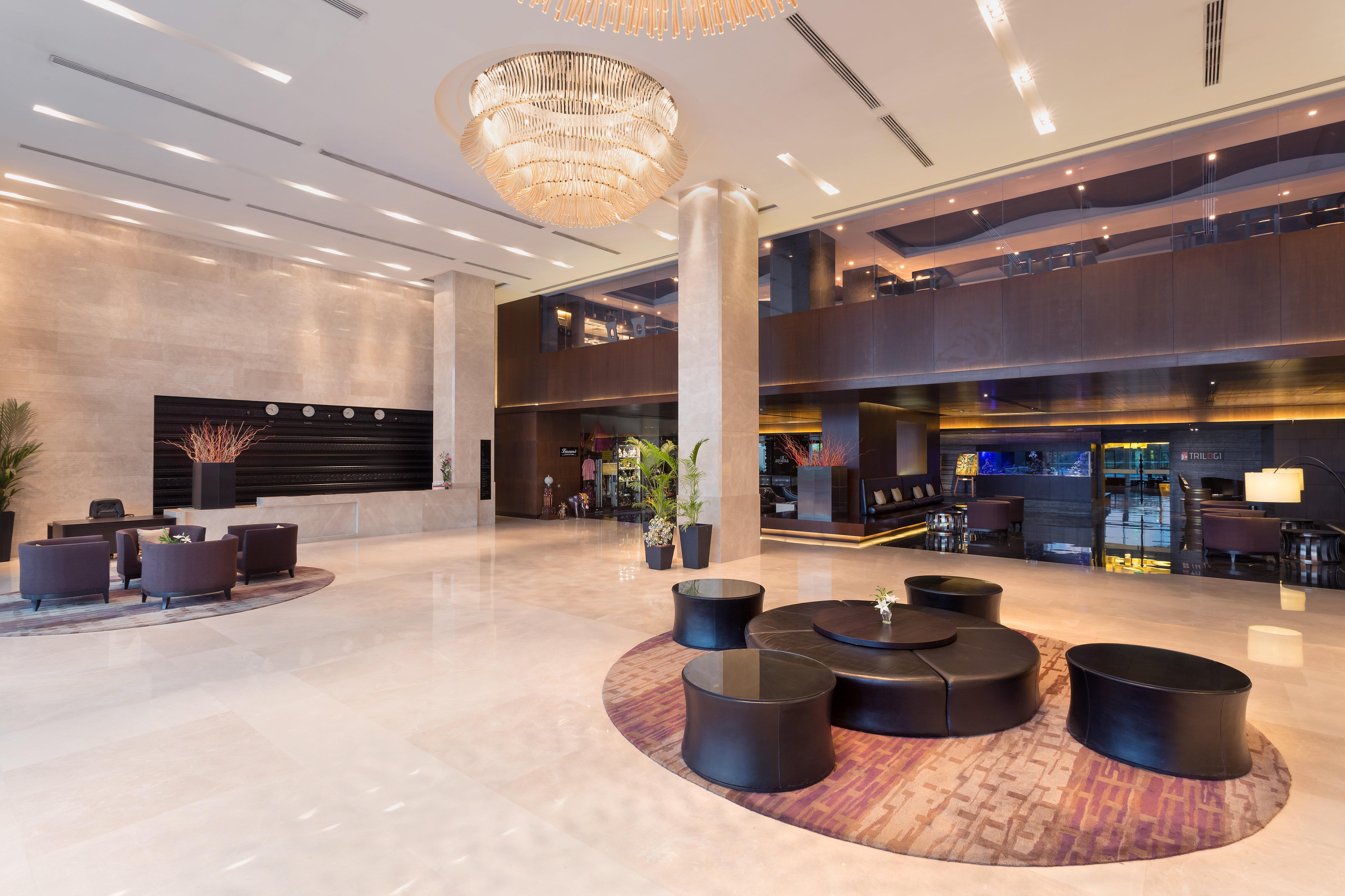 Hotel Crowne Plaza Kochi By Ihg Esterno foto Lobby