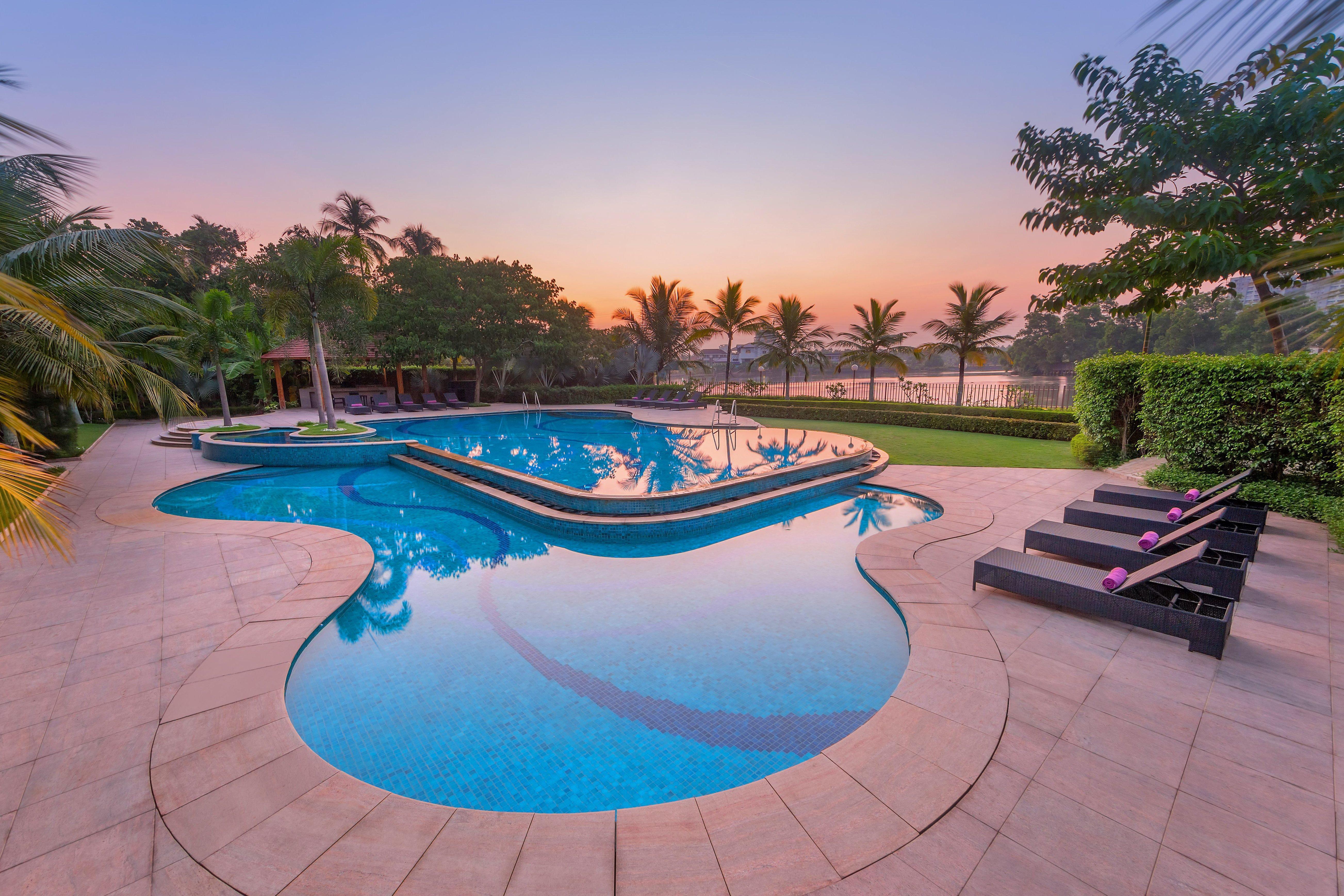 Hotel Crowne Plaza Kochi By Ihg Esterno foto The swimming pool at the resort