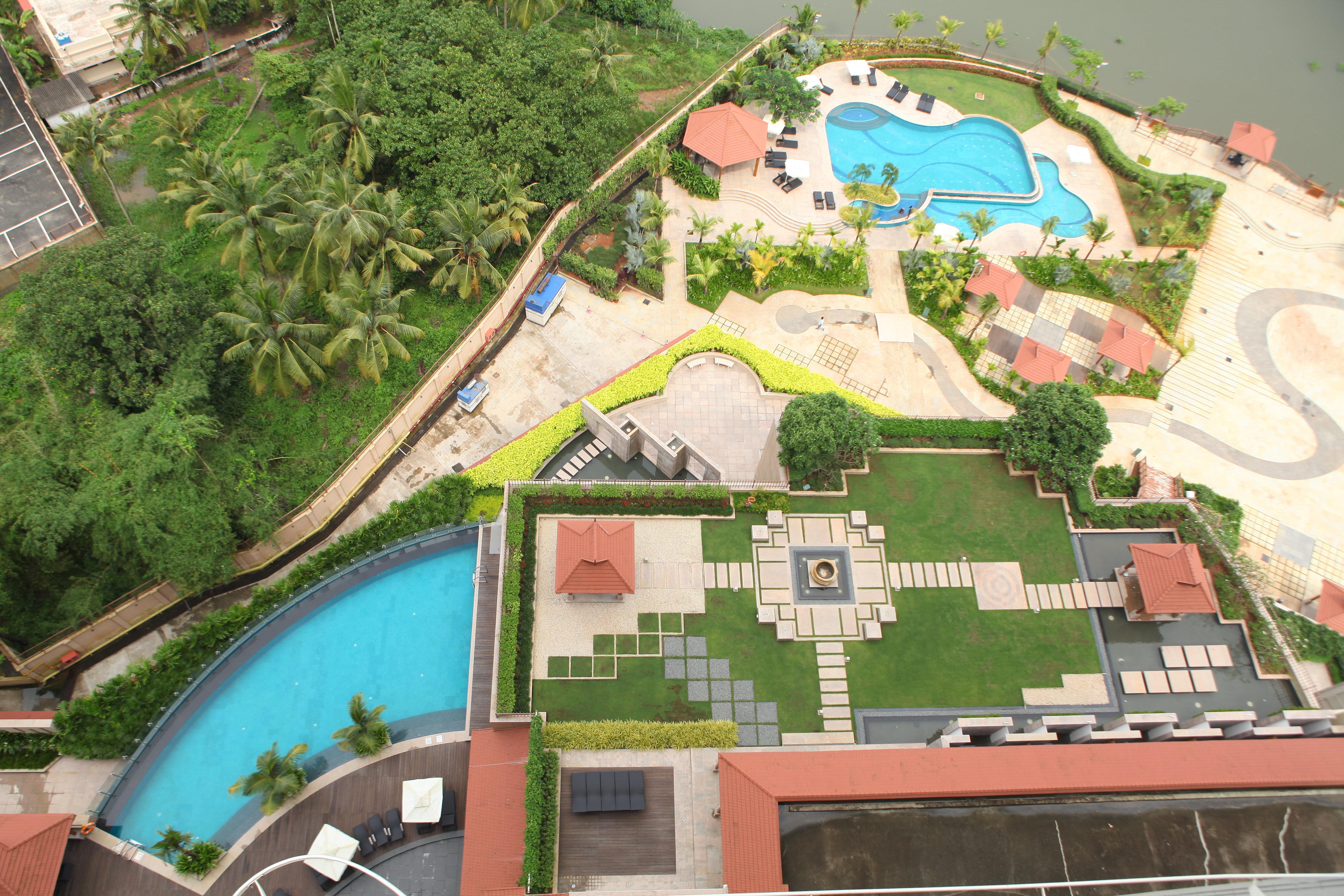 Hotel Crowne Plaza Kochi By Ihg Esterno foto The swimming pool at the hotel