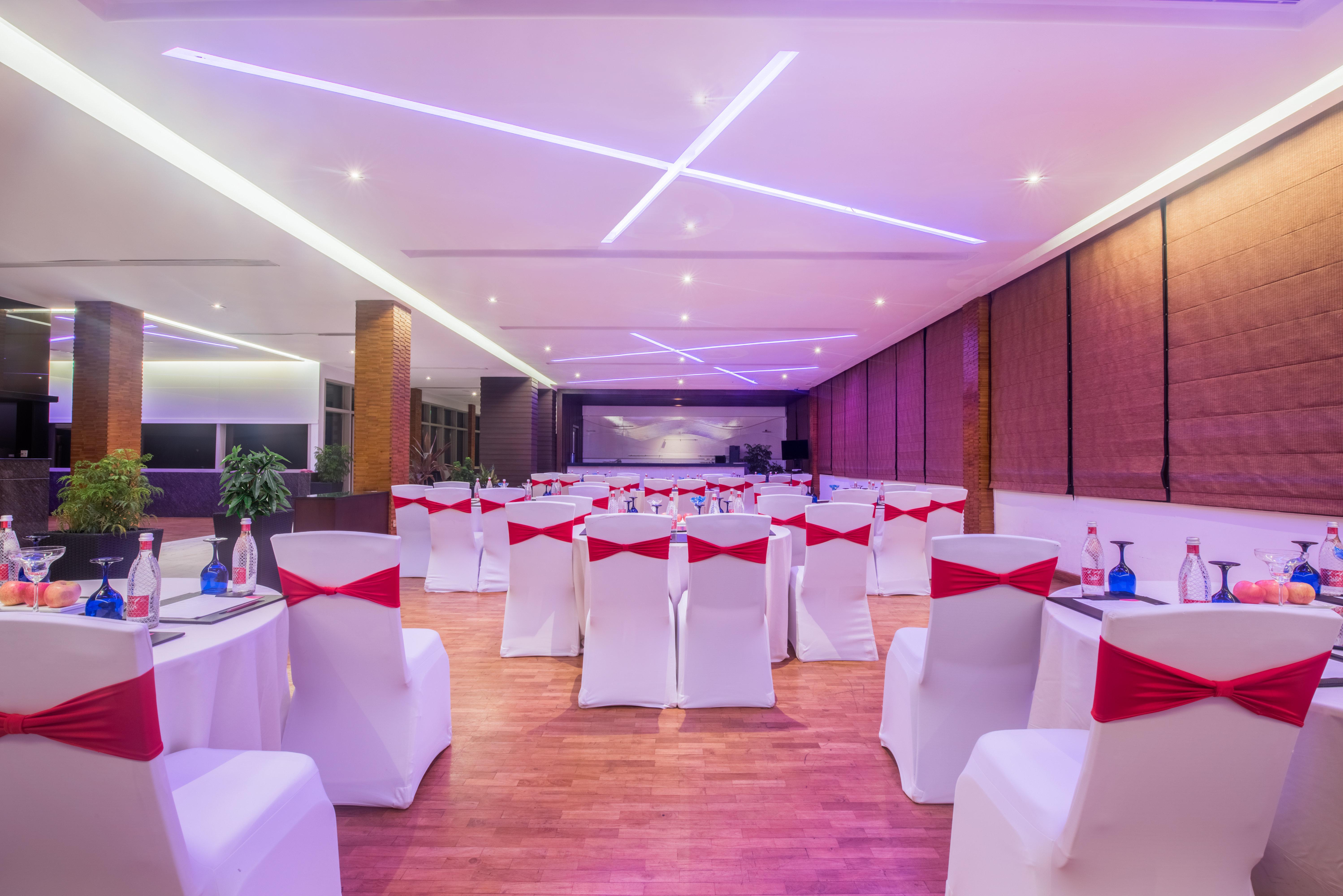 Hotel Crowne Plaza Kochi By Ihg Esterno foto The ballroom