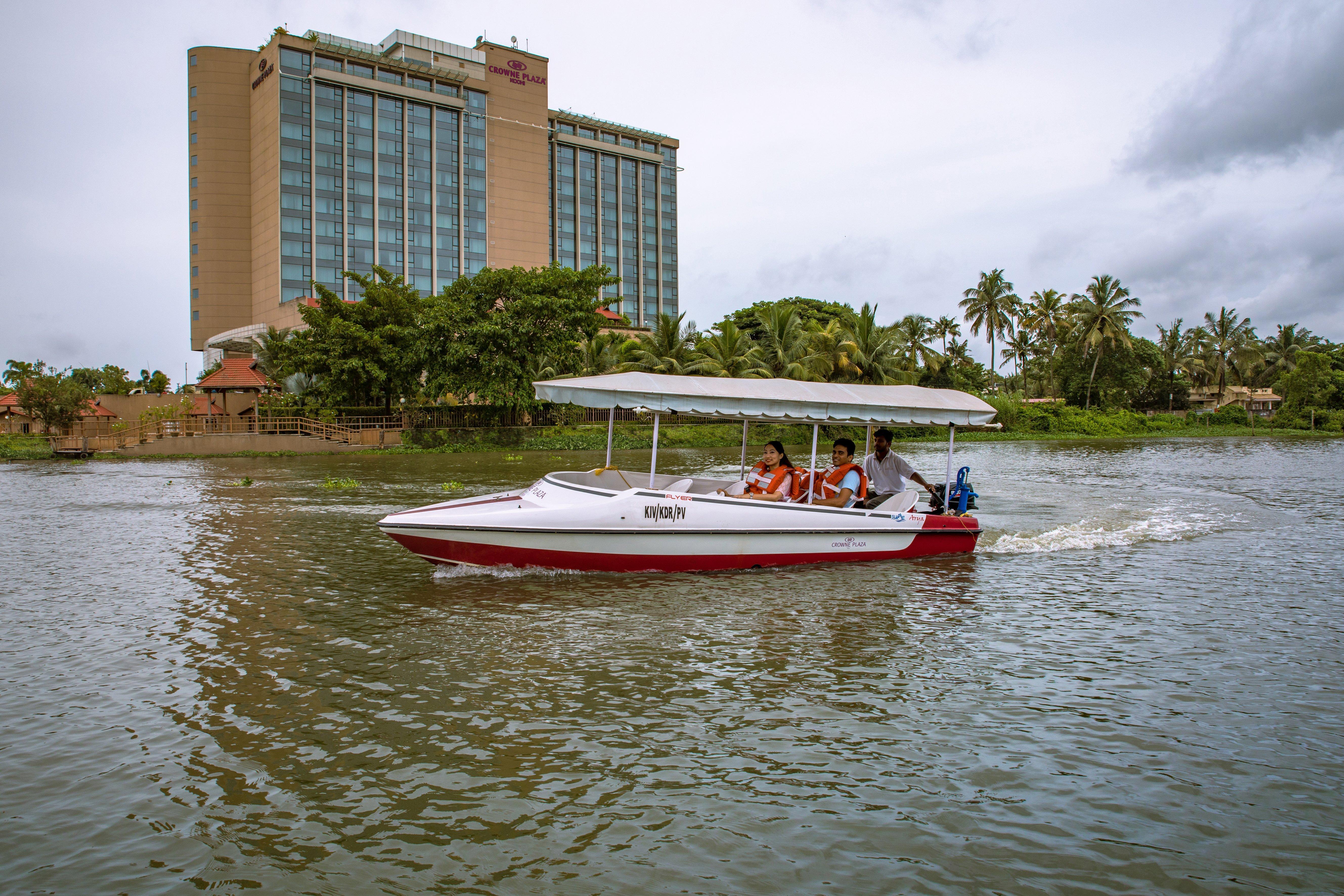 Hotel Crowne Plaza Kochi By Ihg Esterno foto Solar boat in Cochin, India