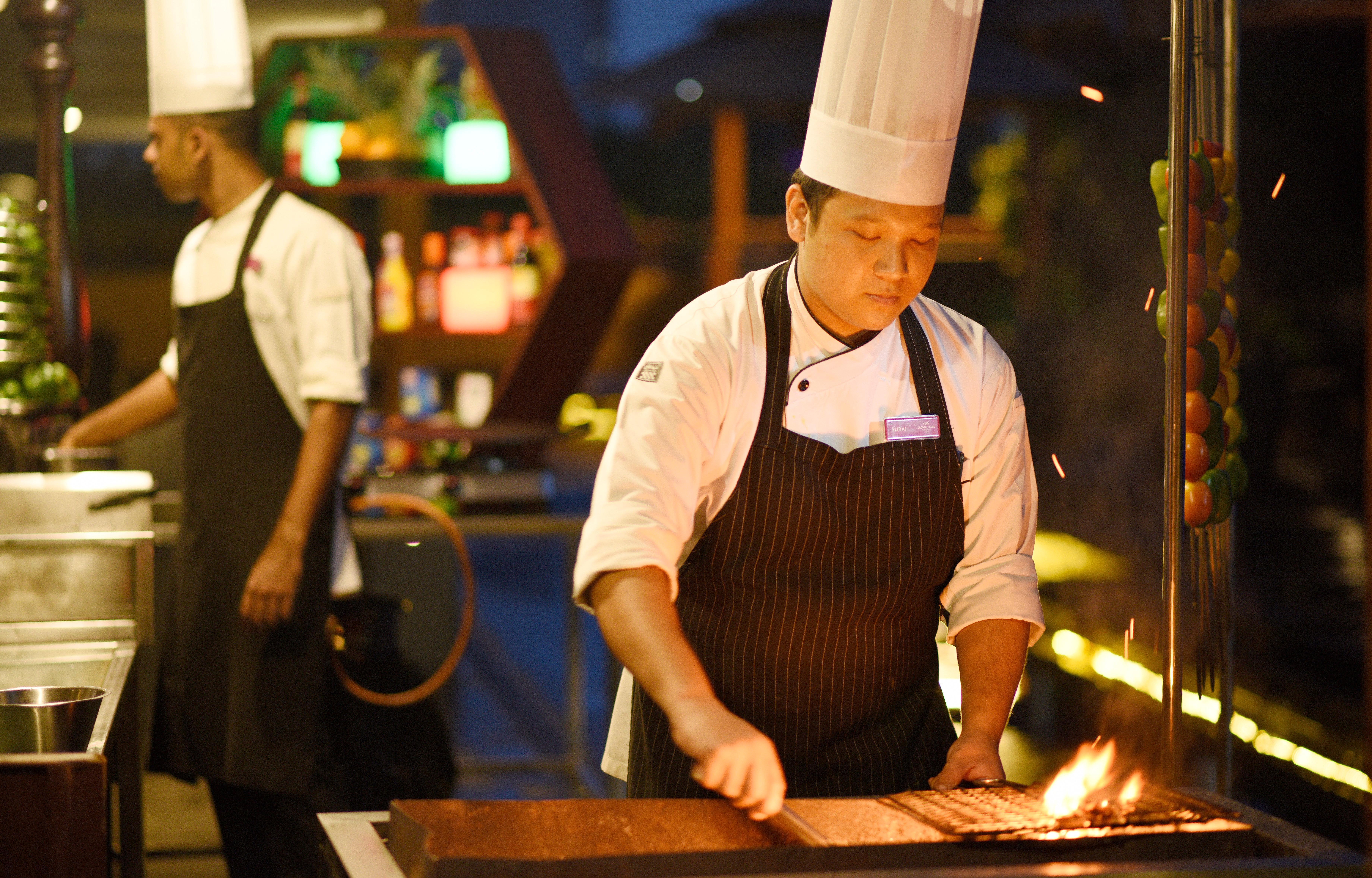 Hotel Crowne Plaza Kochi By Ihg Esterno foto A chef cooking with a blowtorch