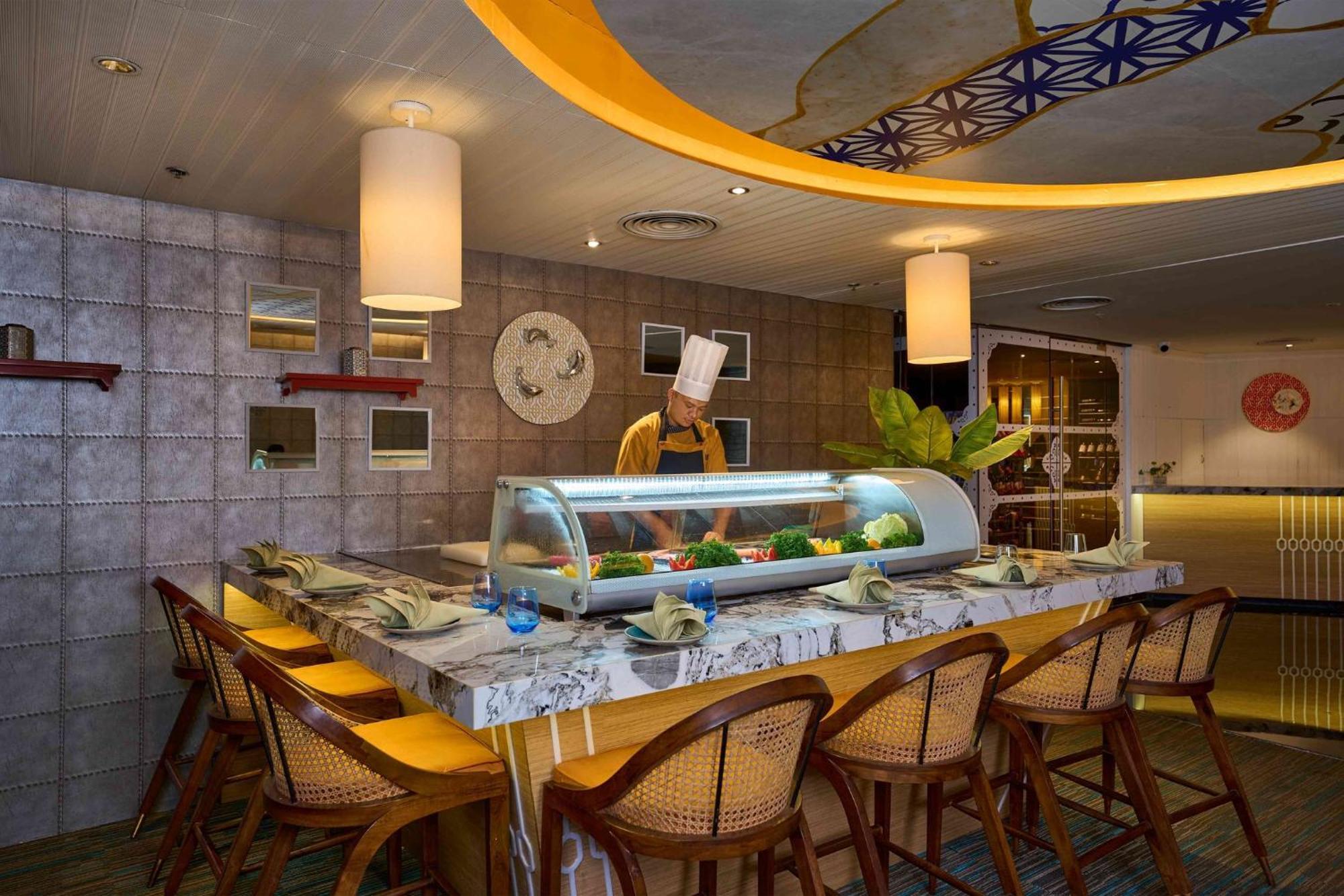 Hotel Crowne Plaza Kochi By Ihg Esterno foto Sushi bar