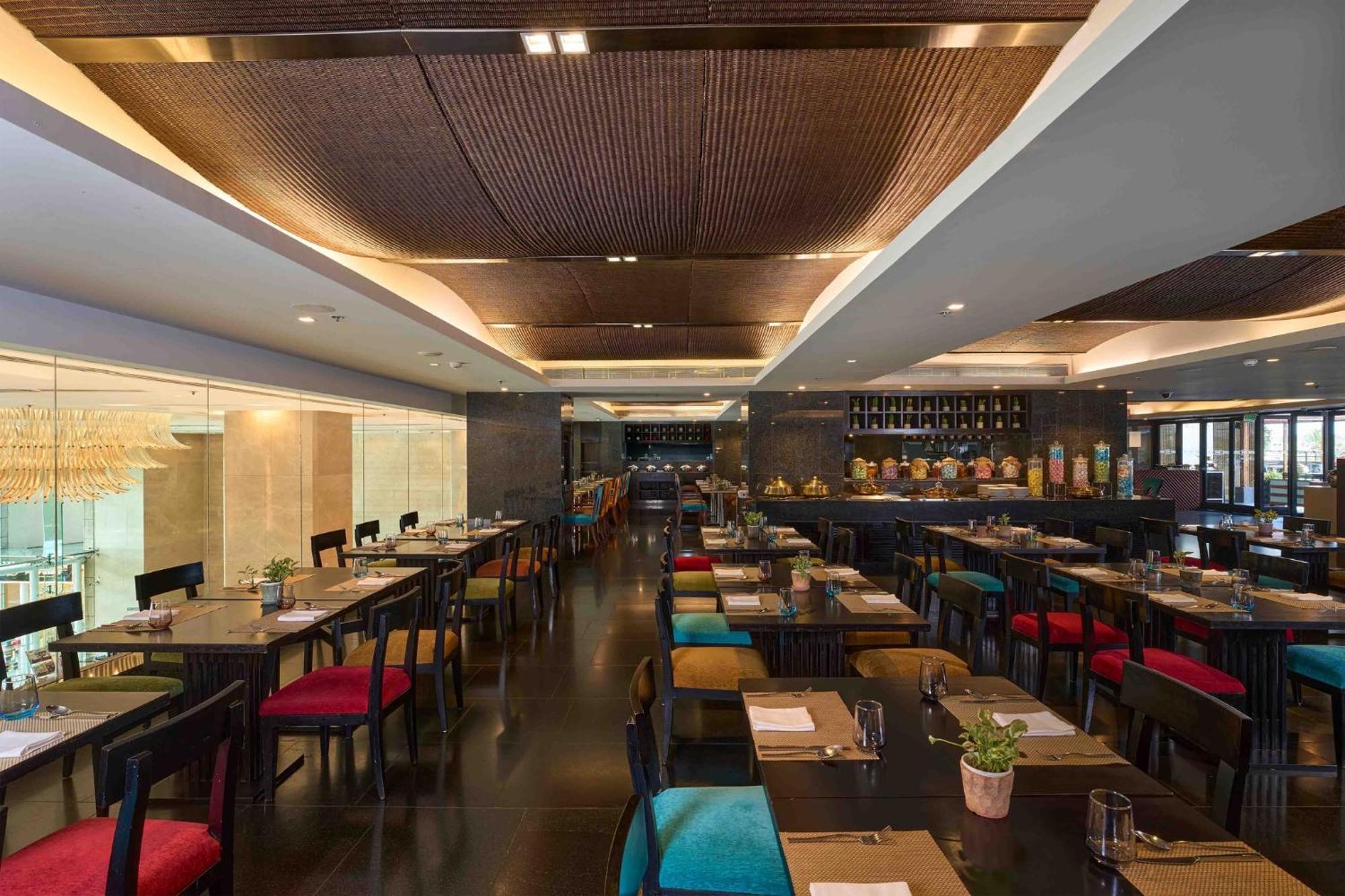 Hotel Crowne Plaza Kochi By Ihg Esterno foto The interior of the restaurant