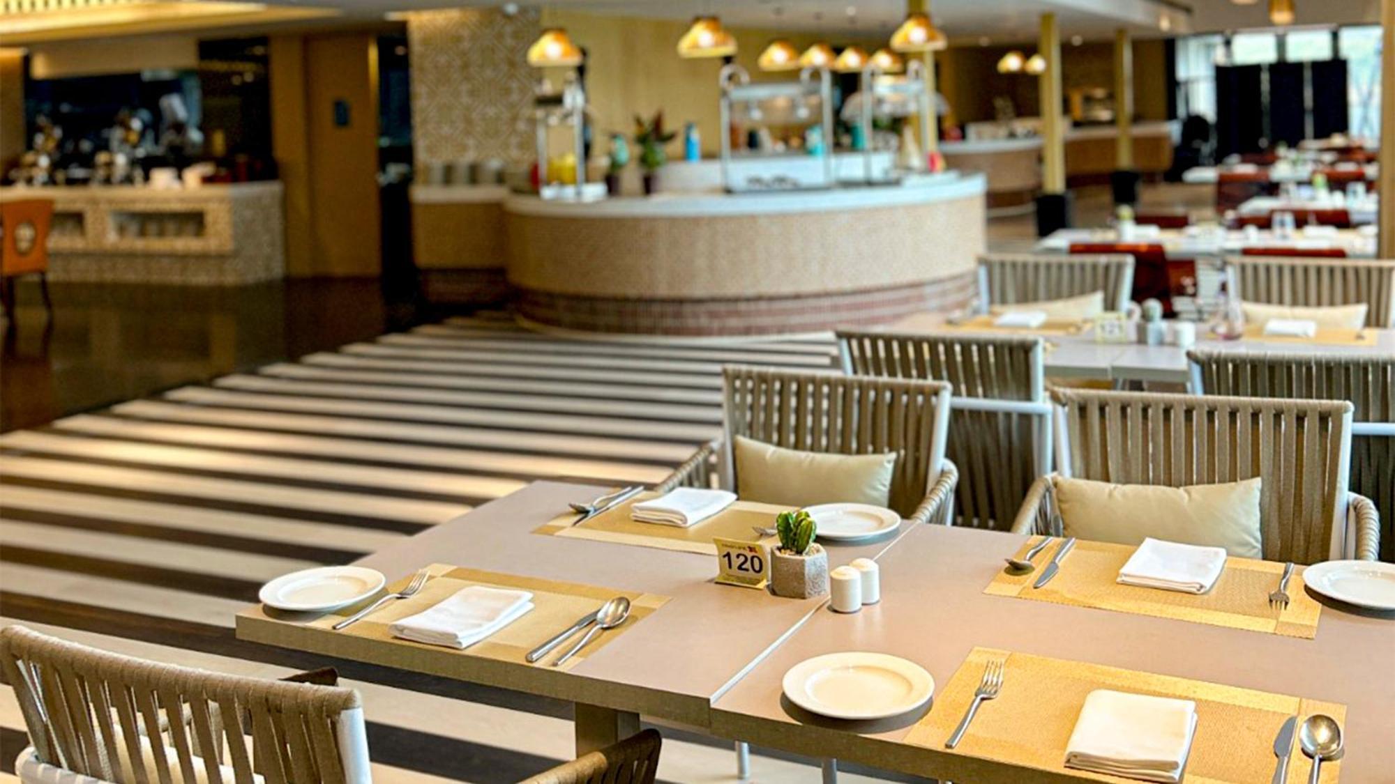 Hotel Crowne Plaza Kochi By Ihg Esterno foto The restaurant